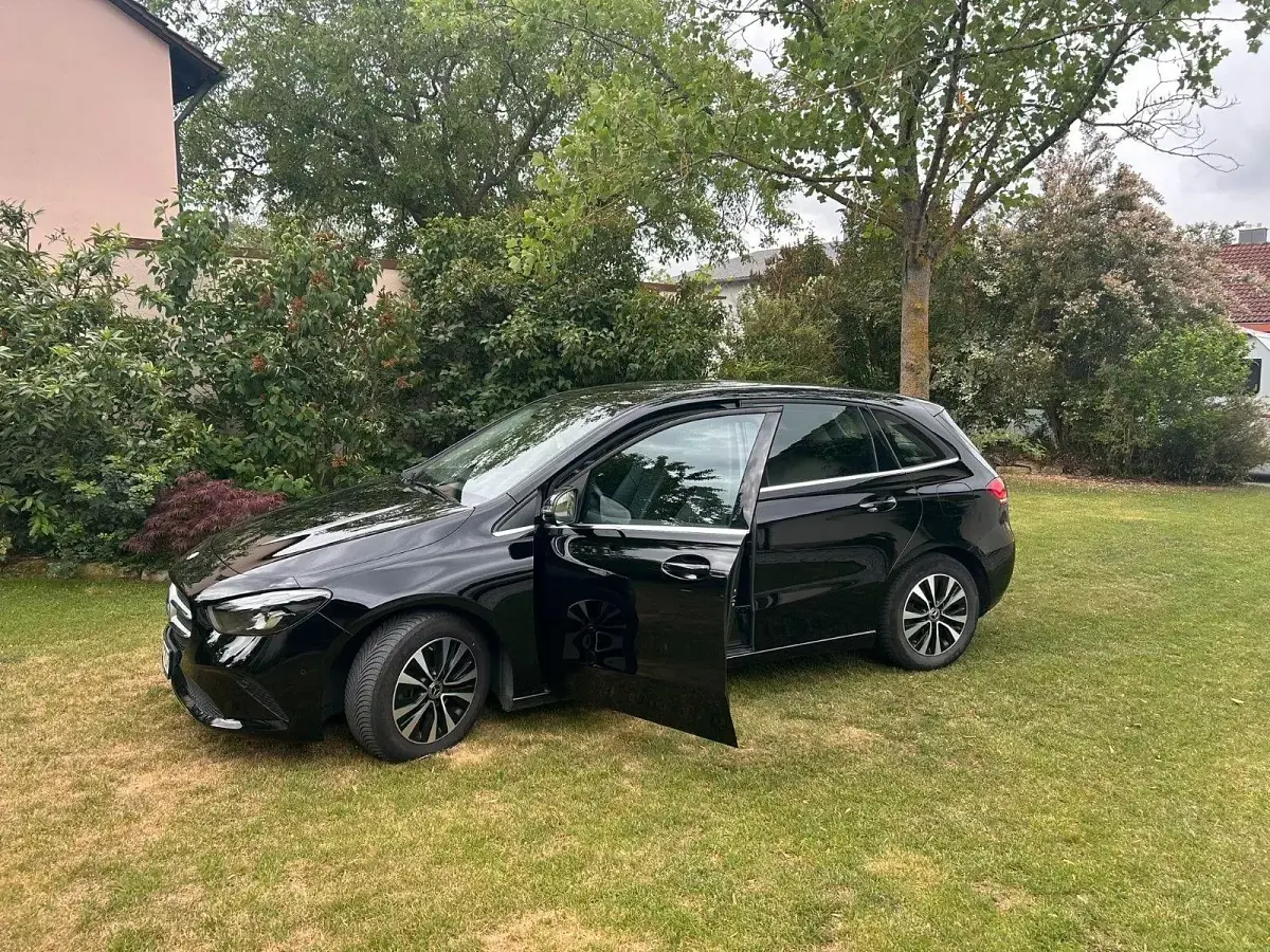 Gebraucht Mercedes B200 150 PS (110 kW) 2021 Schwarz Kleinwagen