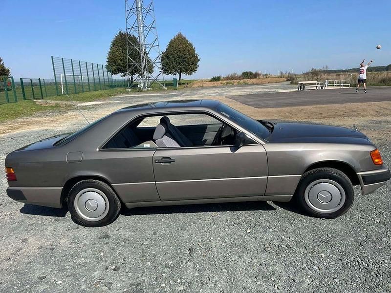 Gebraucht Mercedes 230 136 PS (100 kW) 1988 Grau Coupé