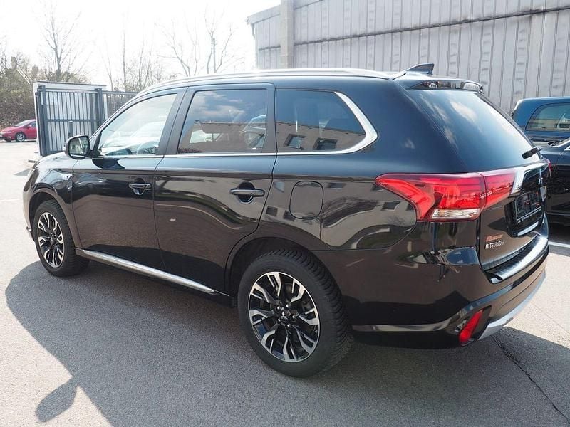 Gebraucht Mitsubishi Outlander P-HEV Plus 121 PS (88 kW) 2016 Schwarz SUV