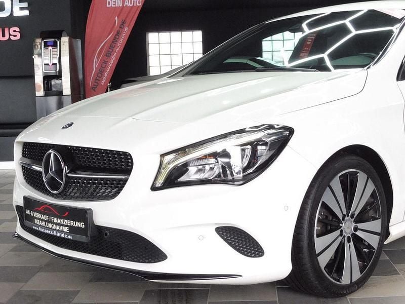 Weiß Gebraucht 2017 Mercedes CLA180 Shooting Brake Night Kombi | 13.999 € (Fairer Preis) - Bild 1/4