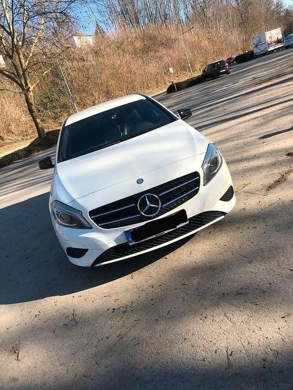 Gebraucht Mercedes A180 Edition 122 PS (89 kW) 2014 Weiß Limousine