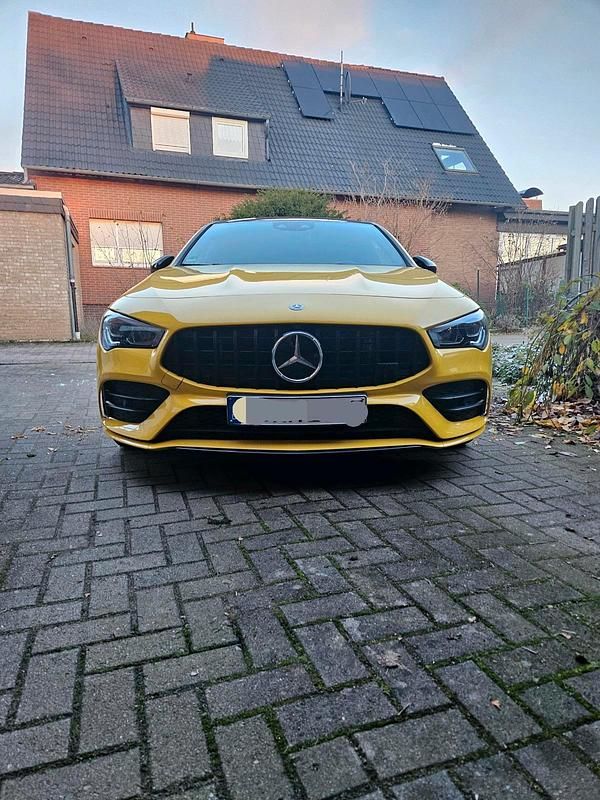 Gelb Gebraucht 2020 Mercedes CLA220 Shooting Brake AMG Kombi | 23.325 € (Guter Preis) - Bild 1/4