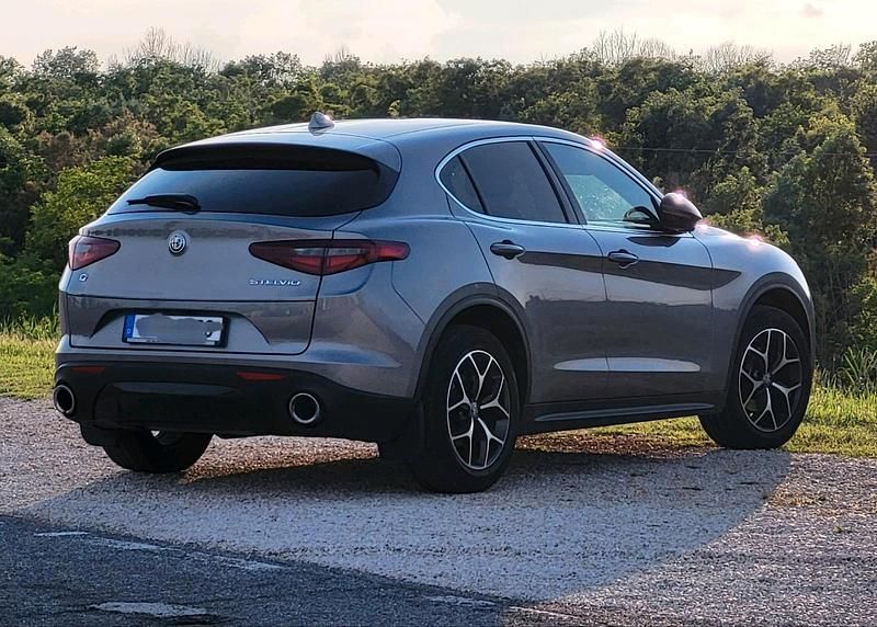 Grau Gebraucht 2018 Alfa Romeo Stelvio Super SUV | 23.300 € (Superpreis) - Bild 1/4