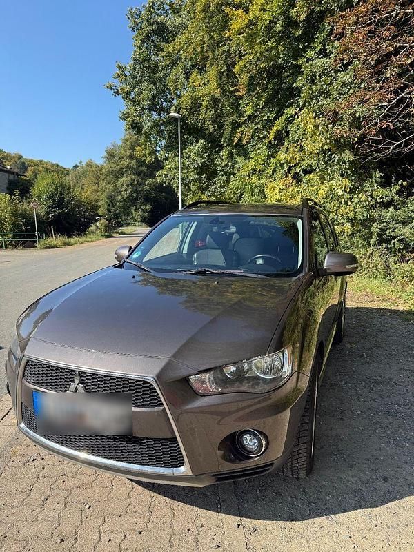 Braun Gebraucht 2011 Mitsubishi Outlander Edition SUV | 7.000 € (Etwas zu teuer) - Bild 1/4
