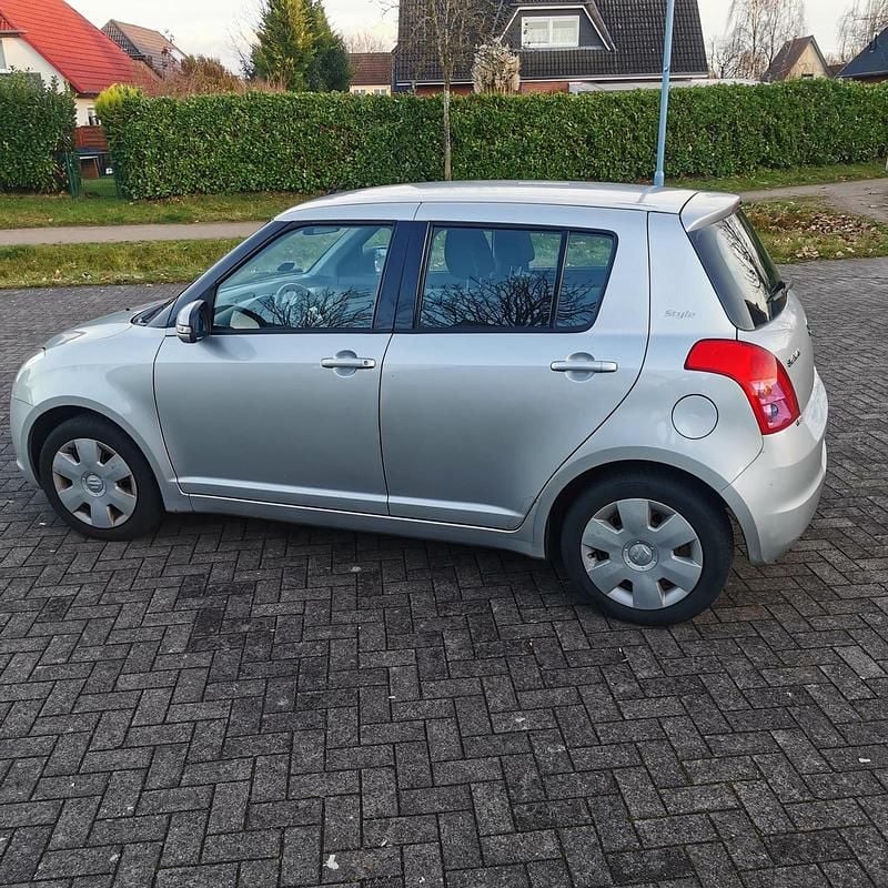 Gebraucht Suzuki Swift 98 PS (72 kW) 2010 Silber Kleinwagen