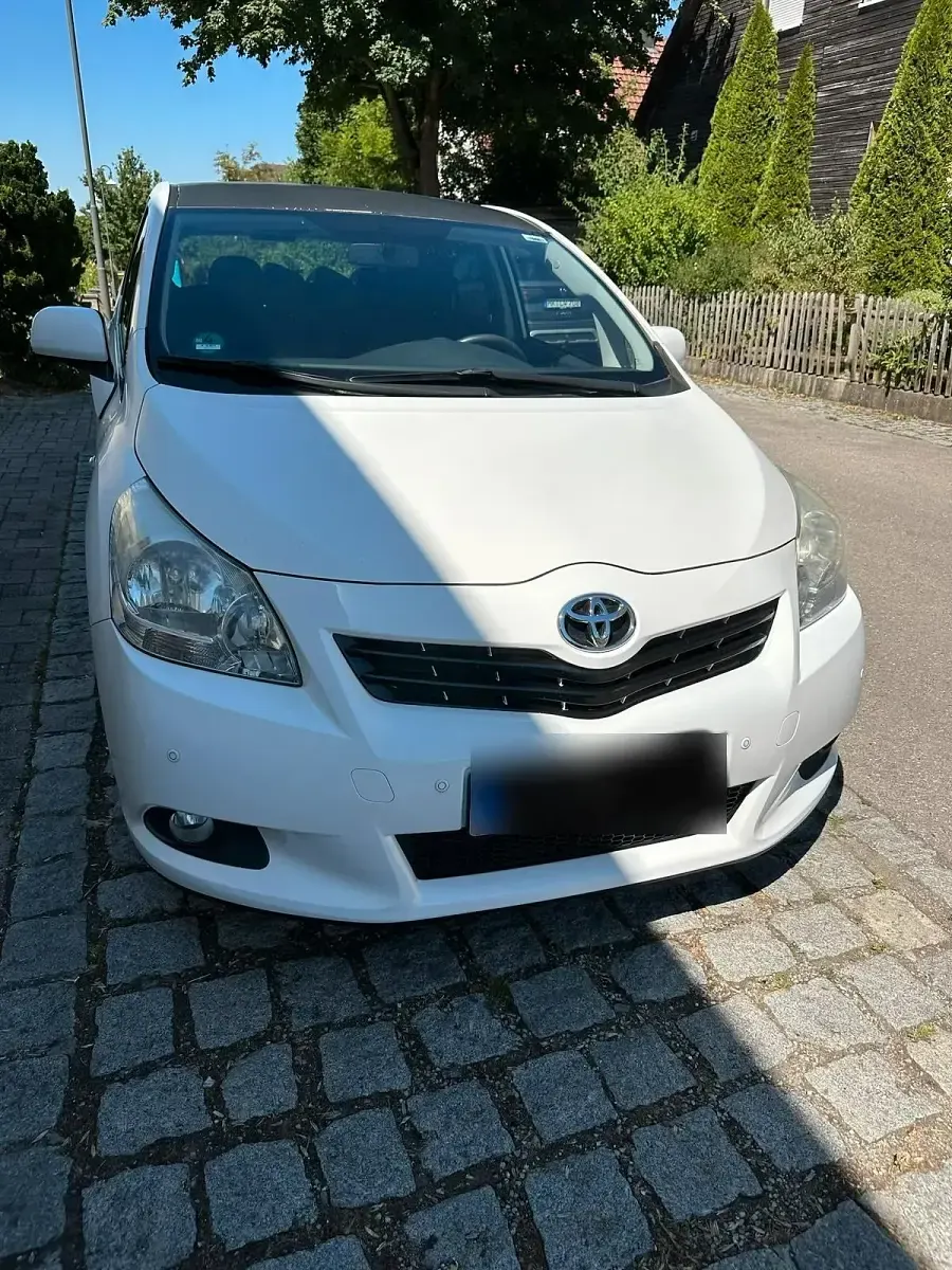 Gebraucht Toyota Verso Travel 147 PS (108 kW) 2012 Weiß Van / Kleinbus