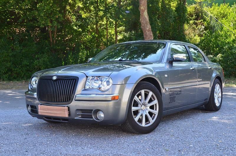 Grau Gebraucht 2007 Chrysler 300C Limousine | 10.500 € (Fairer Preis) - Bild 1/4