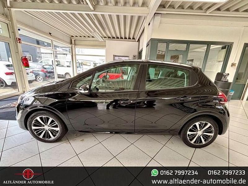 Gebraucht Peugeot 208 Active 82 PS (60 kW) 2017 Schwarz Kleinwagen