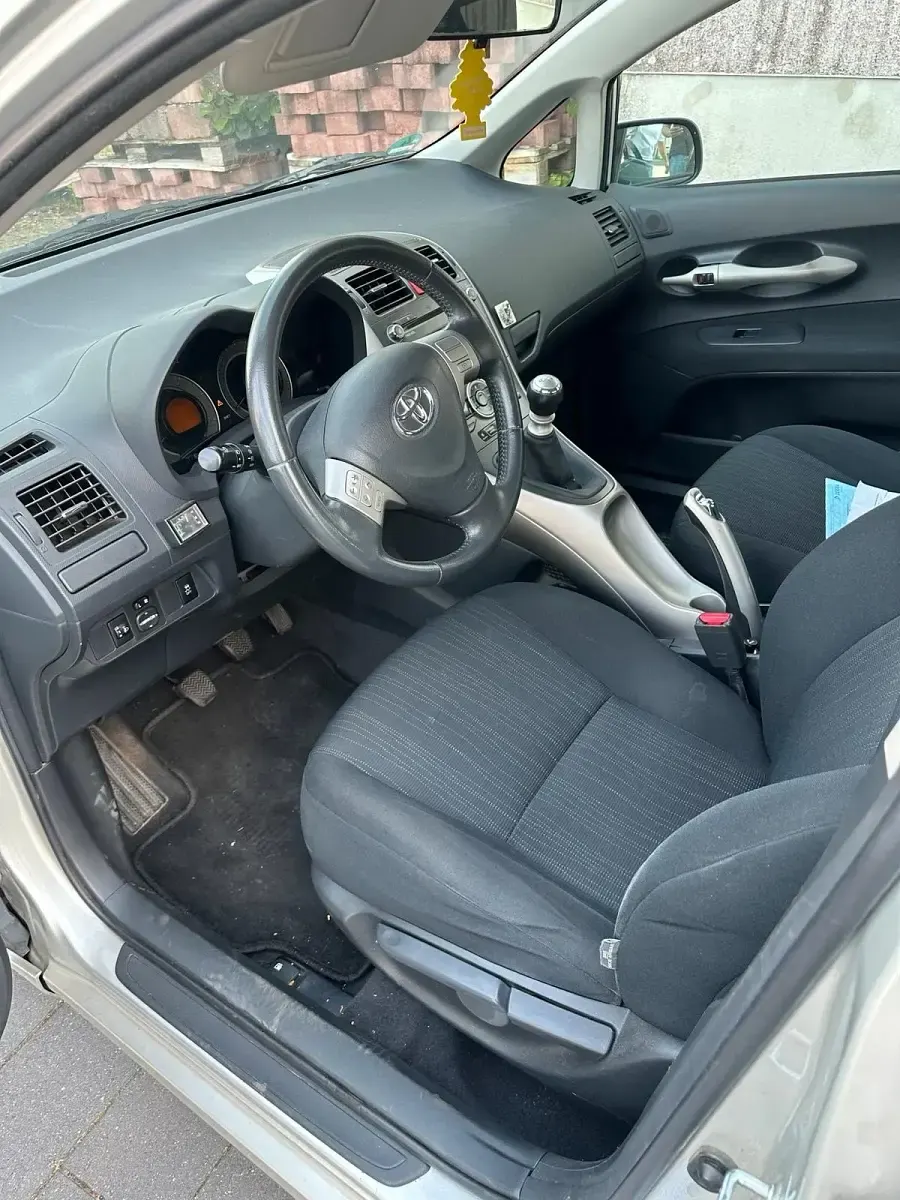 Gebraucht Toyota Auris 126 PS (92 kW) 2009 Silber Kleinwagen