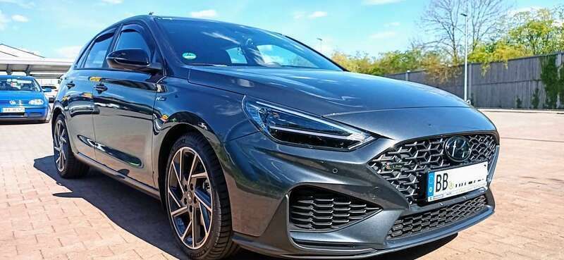 Grau Gebraucht 2023 Hyundai i30 N Line Limousine | 28.999 € (Teuer) - Bild 1/4