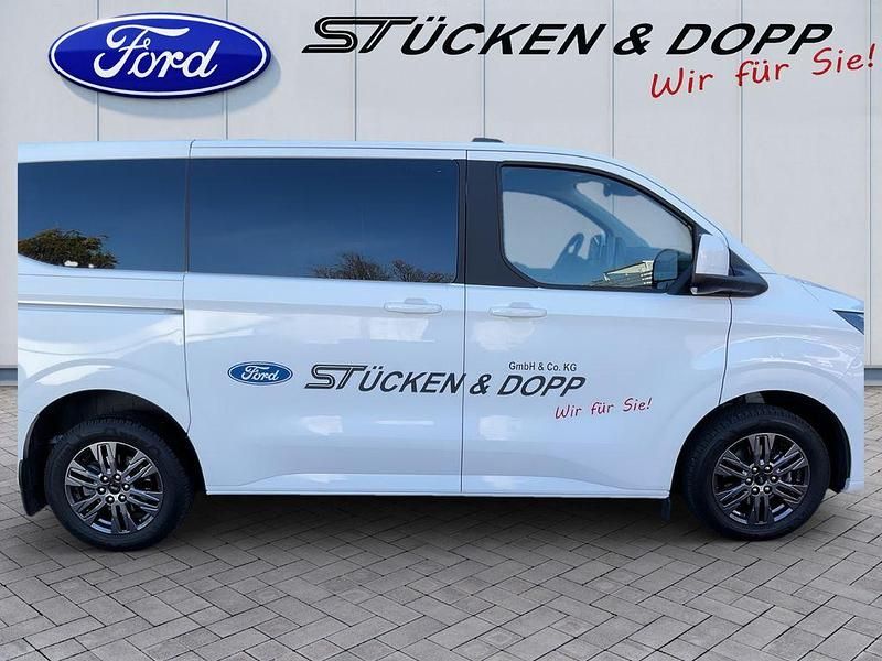 Gebraucht Ford Tourneo Titanium 170 PS (125 kW) 2024 Weiß Van / Kleinbus
