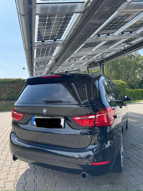 Schwarz Gebraucht 2017 BMW 220 Gran Tourer Advantage Van / Kleinbus | 19.300 € (Teuer) - Bild 1/4