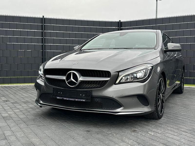 Grau Gebraucht 2019 Mercedes CLA200 Shooting Brake Kombi | 15.990 € (Guter Preis) - Bild 1/4