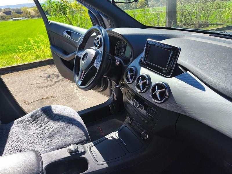 Usado Mercedes B200 156 HP (114 kW) 2013 Cinzento Monovolume