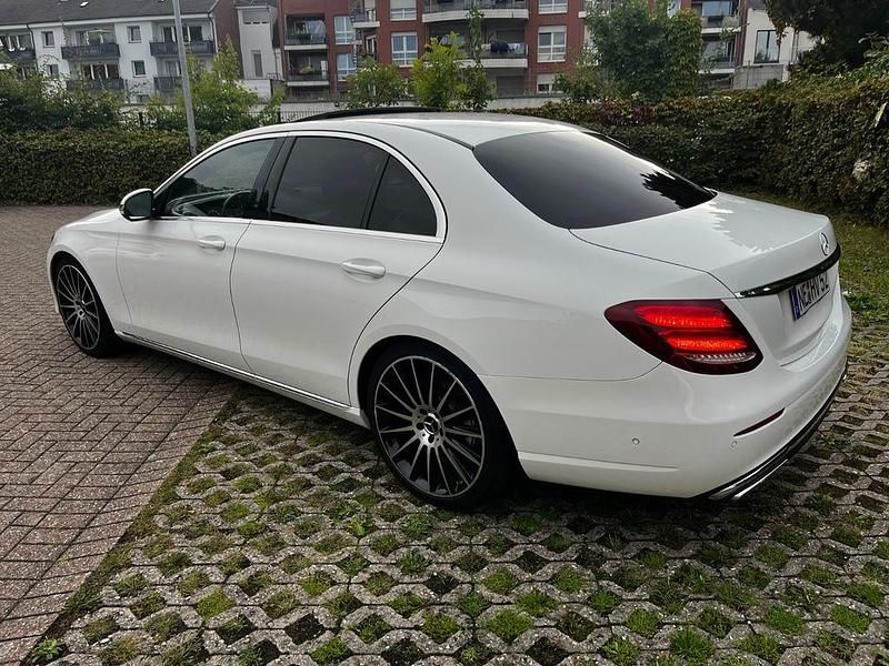 Weiß Gebraucht 2018 Mercedes E200 Avantgarde Limousine | 20.900 € (Fairer Preis) - Bild 1/4