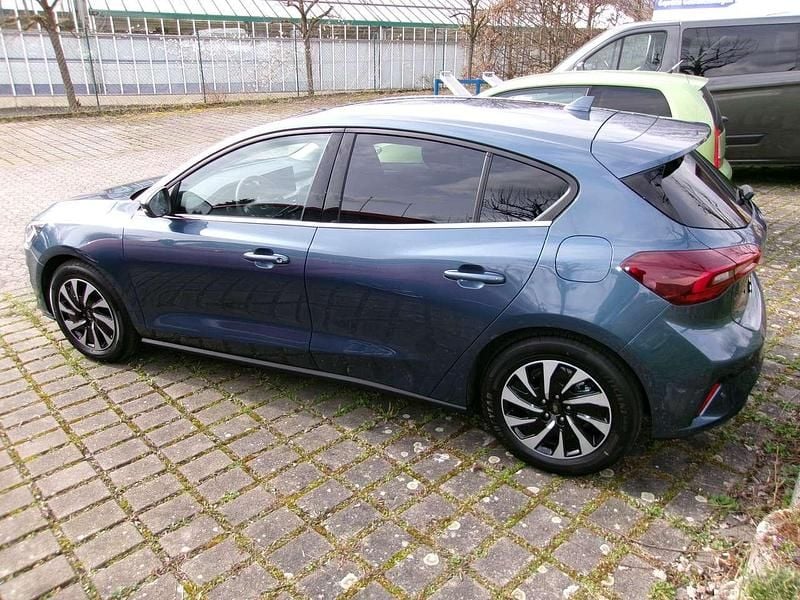 Gebraucht Ford Focus Titanium X 125 PS (91 kW) 2025 Chromablau metallic Kleinwagen