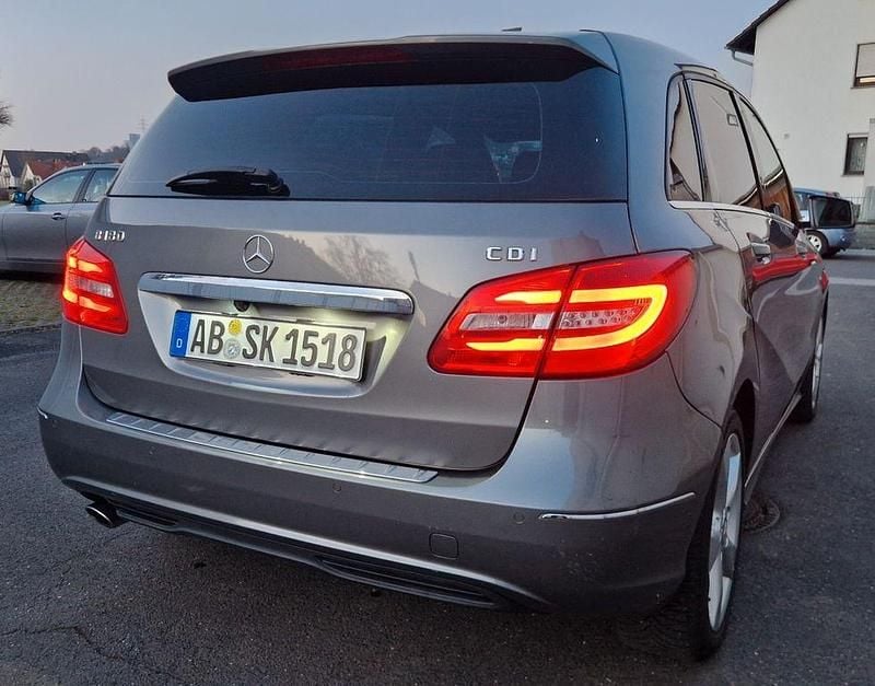 Gebraucht Mercedes B180 109 PS (80 kW) 2012 Grau Van / Kleinbus