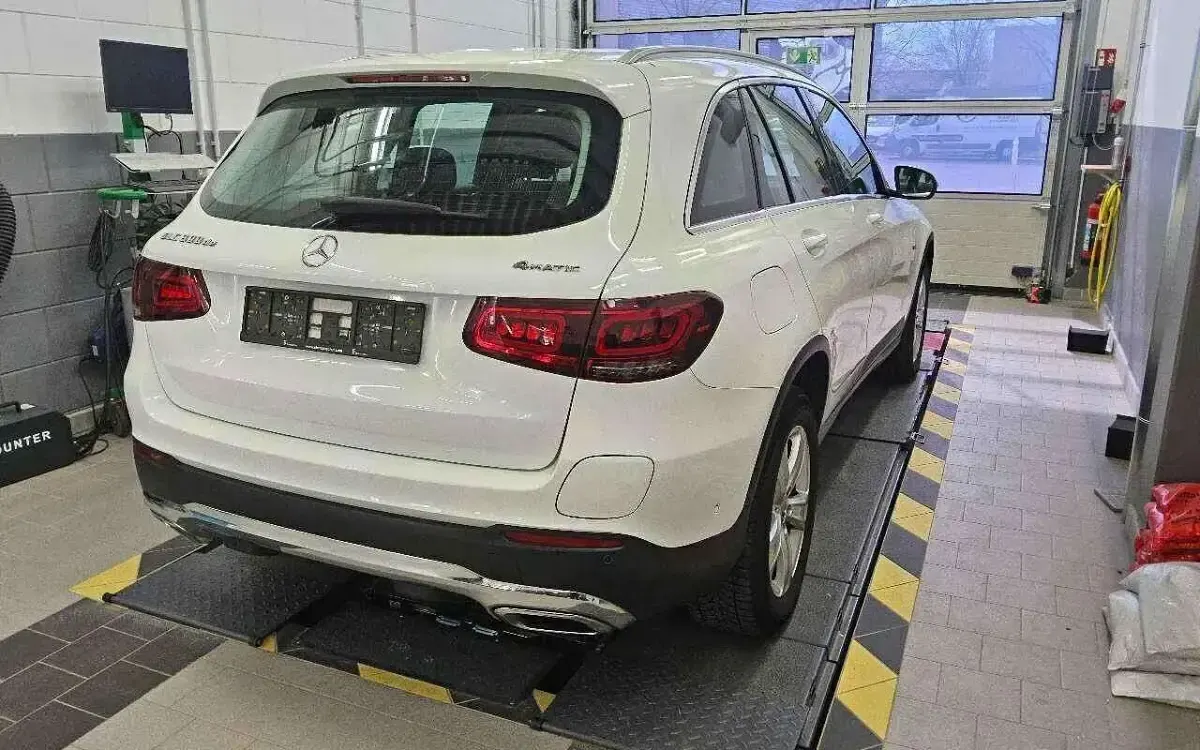 Gebraucht Mercedes GLC300 194 PS (142 kW) 2021 Polarweiss SUV