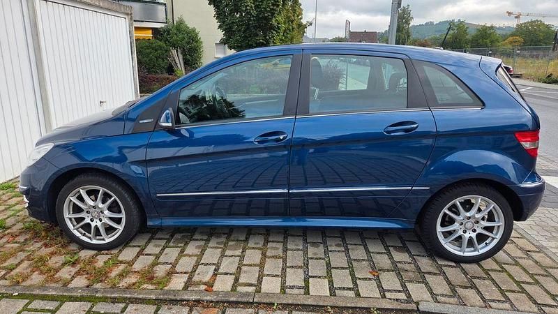 Gebraucht Mercedes B180 116 PS (85 kW) 2012 Blau Van / Kleinbus