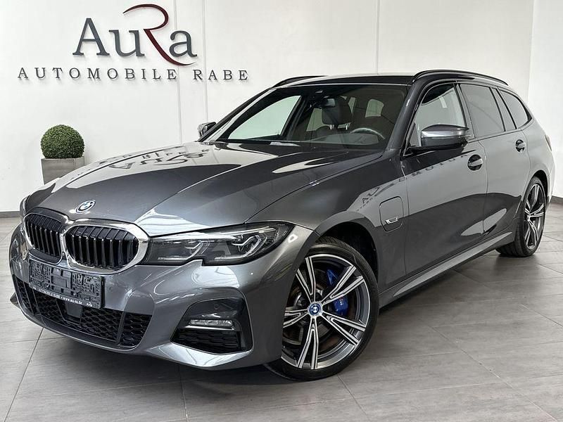 Mineralgrau Gebraucht 2021 BMW 330e M Sport Kombi | 32.449 € (Fairer Preis) - Bild 1/4