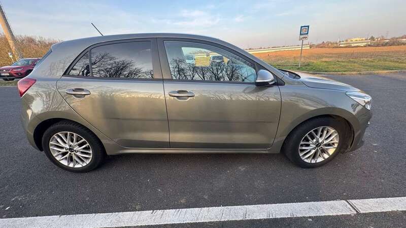 Grau Gebraucht 2018 Kia Rio DREAM-TEAM Edition Limousine | 10.850 € (Fairer Preis) - Bild 1/4