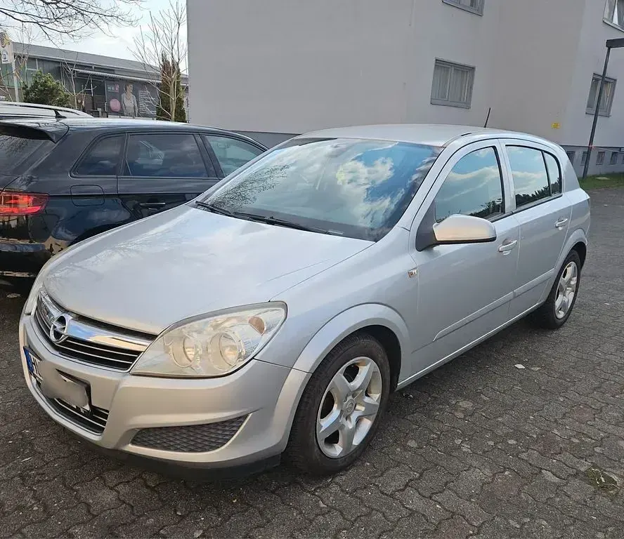 Usata Opel Astra Edition 90 CV (66 kW) 2007 Argento Berlina