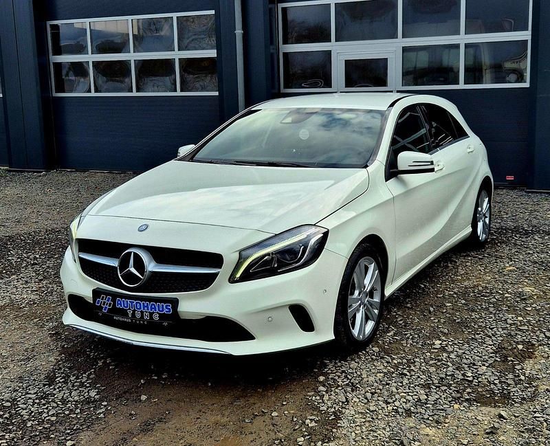 Calcitweiss unilack Gebraucht 2015 Mercedes A180 Limousine | 13.000 € (Etwas zu teuer) - Bild 1/4