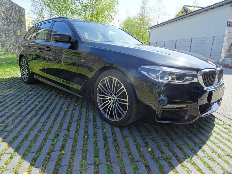 Gebraucht BMW 520 M Sport 190 PS (139 kW) 2020 Black sapphire metallic Kombi
