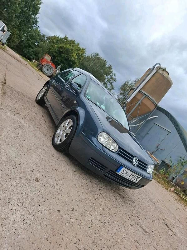 Grau Gebraucht 2003 VW Golf IV Limousine | 1.999 € - Bild 1/4