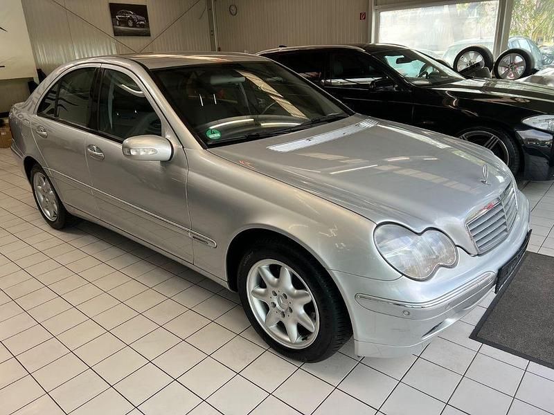 Brillantsilber metalliclack Gebraucht 2000 Mercedes C240 Limousine | 3.990 € (Fairer Preis) - Bild 1/4