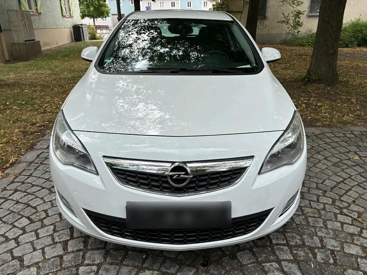 Gebraucht Opel Astra Sport 140 PS (102 kW) 2012 Weiß Kleinwagen