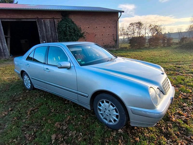 Silber Gebraucht 2001 Mercedes E200 Limousine | 6.300 € (Etwas zu teuer) - Bild 1/4