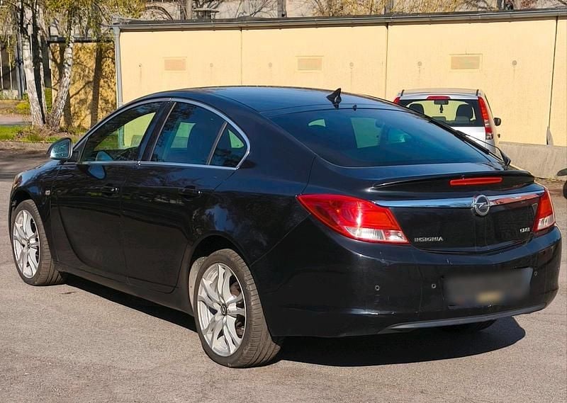 Usado Opel Insignia 160 HP (117 kW) 2011 Preto Sedan