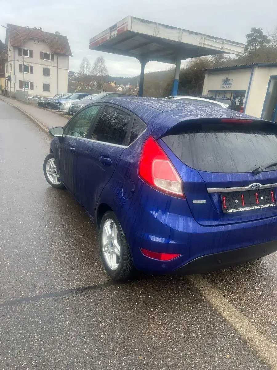 Gebraucht Ford Fiesta Titanium 125 PS (91 kW) 2015 Blau Kleinwagen