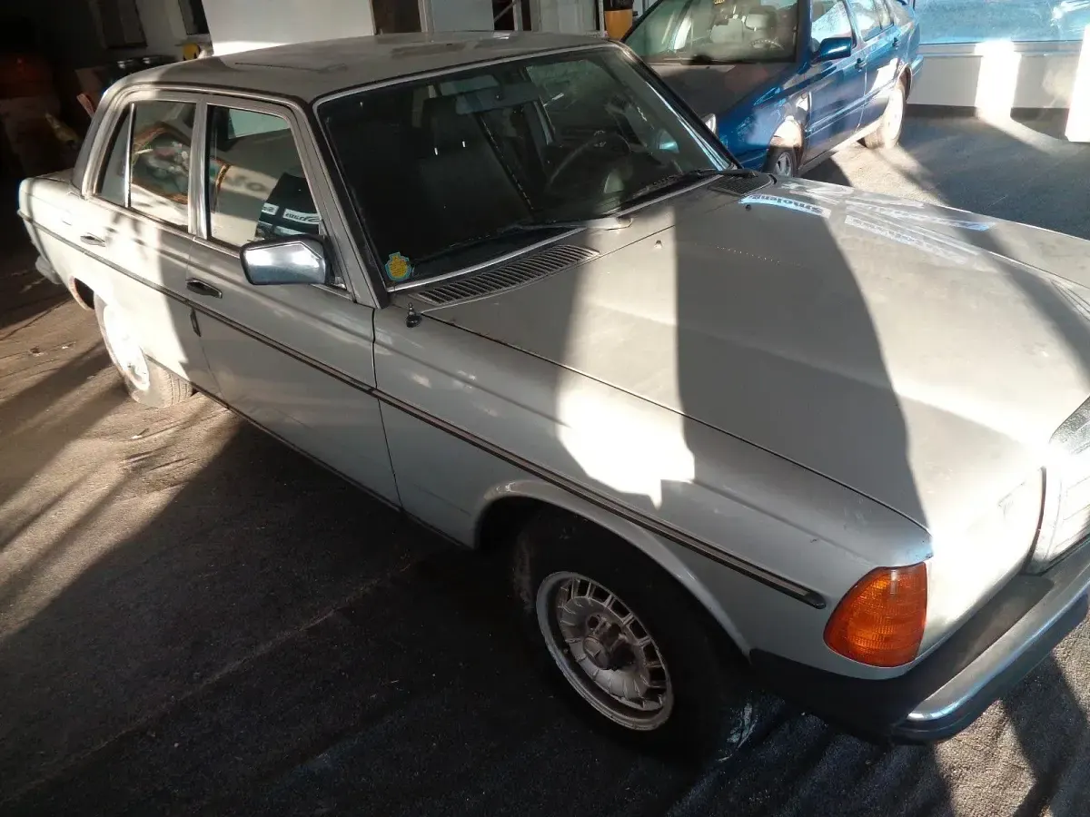 Gebraucht Mercedes E300 88 PS (64 kW) 1983 Silber Limousine