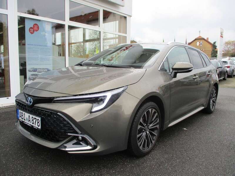 Manganbronze metallic Gebraucht 2024 Toyota Corolla Team Kombi | 27.980 € (Superpreis) - Bild 1/4