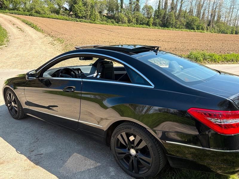 Gebraucht Mercedes E250 204 PS (150 kW) 2010 Schwarz Coupé