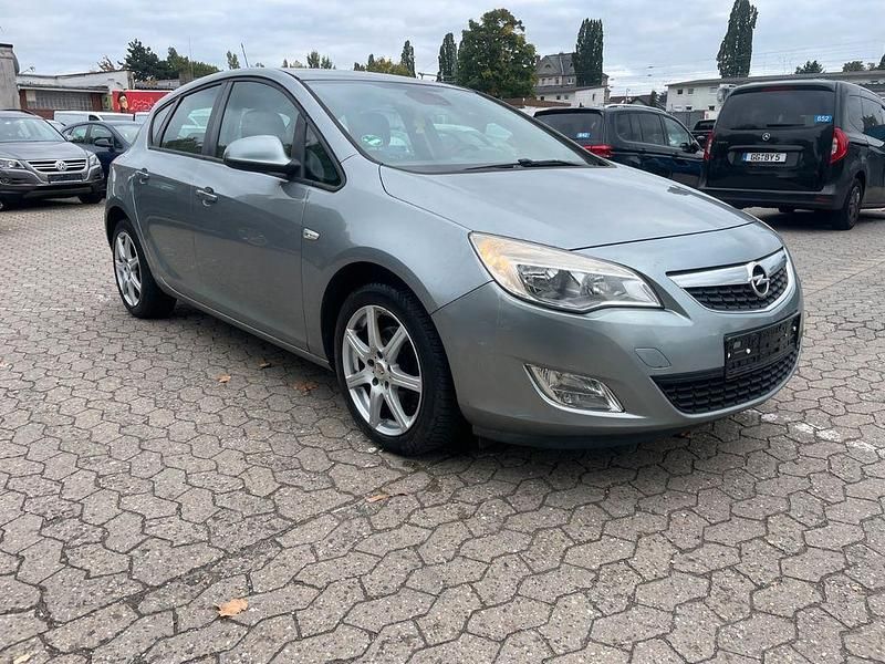 Silber Gebraucht 2011 Opel Astra Edition Limousine | 2.699 € (Guter Preis) - Bild 1/4