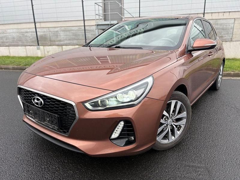 Gebraucht Hyundai i30 Intro Edition 120 PS (88 kW) 2017 Grau Limousine