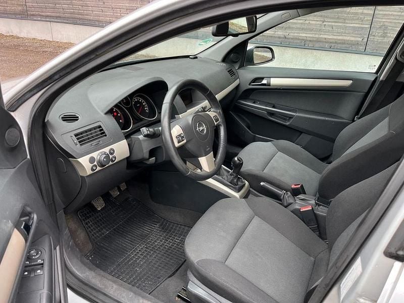Gebraucht Opel Astra 101 PS (74 kW) 2007 Silber Limousine