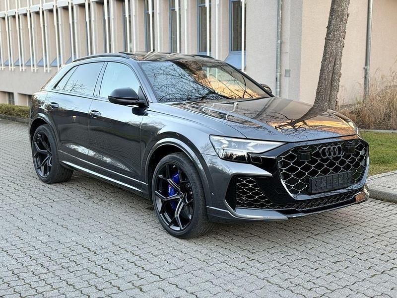 Grau Neu 2025 Audi RS Q8 Performance SUV | 152.201 € (Guter Preis) - Bild 1/4