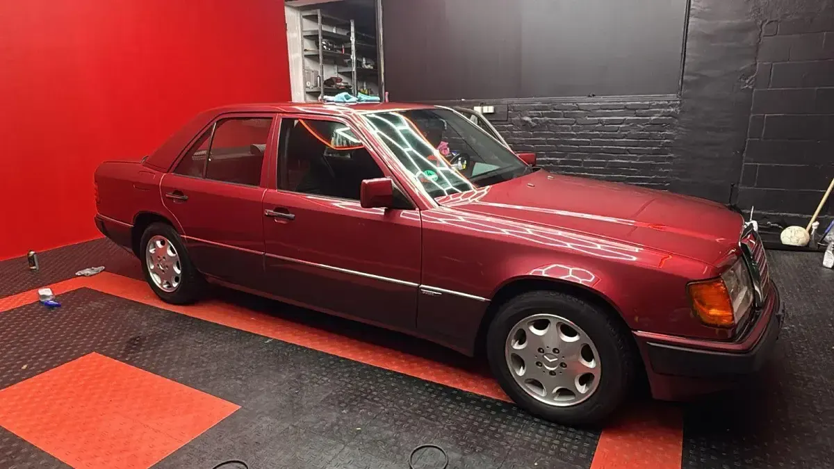 Gebraucht Mercedes 220 150 PS (110 kW) 1993 Rot Limousine