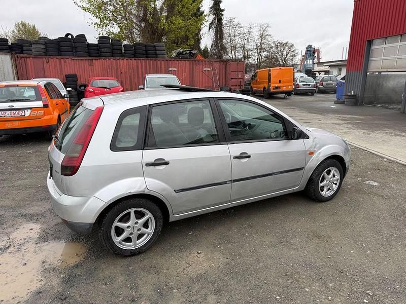 Usata Ford Fiesta Ambiente 68 CV (50 kW) 2002 Argento Utilitaria