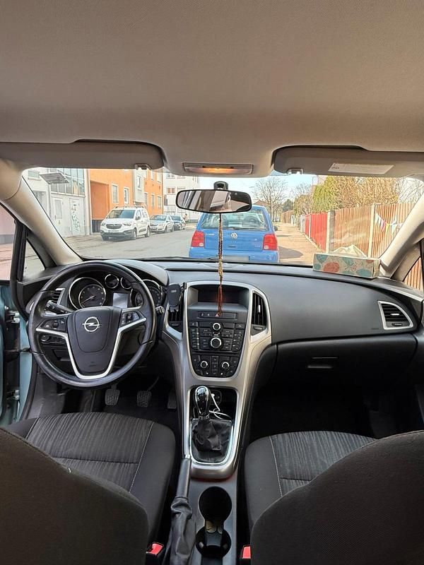 Gebraucht Opel Astra 102 PS (75 kW) 2010 Limousine