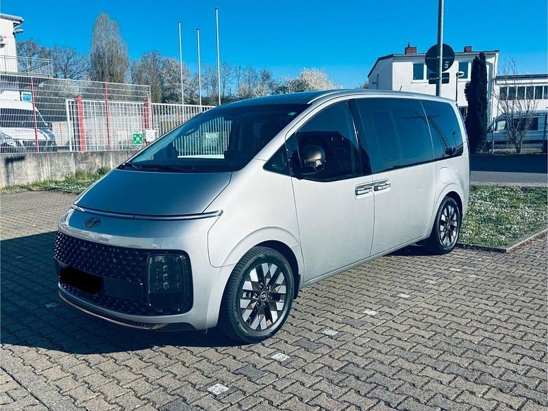 Grau Gebraucht 2022 Hyundai Staria Signature Van | 41.000 € (Superpreis) - Bild 1/4