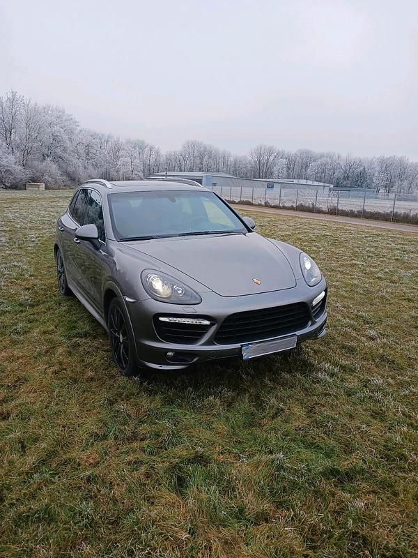 Grau Gebraucht 2013 Porsche Cayenne GTS SUV | 23.300 € - Bild 1/4