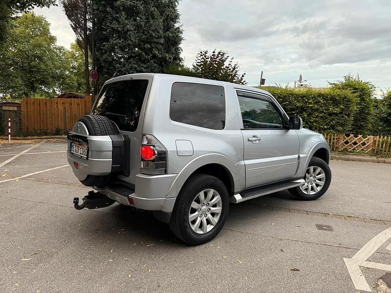Silber Gebraucht 2012 Mitsubishi Pajero SUV | 10.199 € (Superpreis) - Bild 1/4