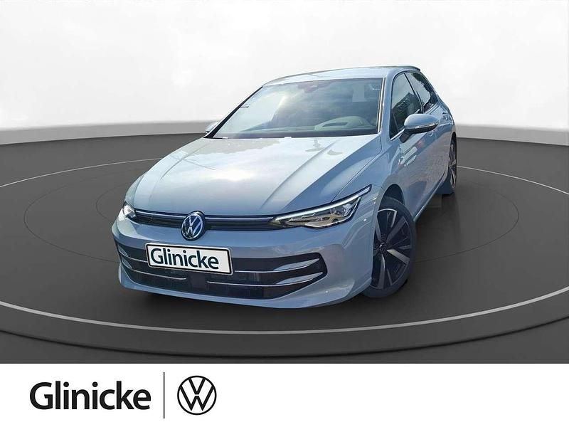 Crystal ice blue metallic Neu 2025 VW Golf VIII Style Limousine | 40.950 € (Teuer) - Bild 1/3