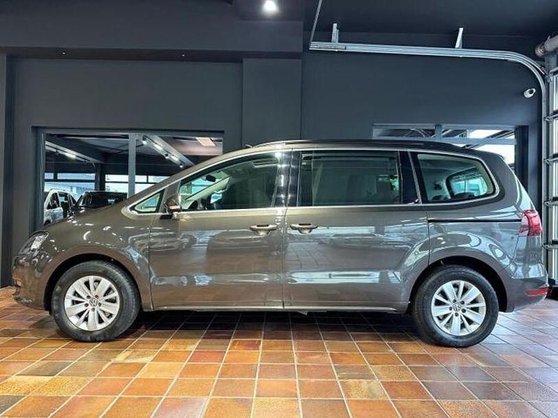 Gebraucht VW Sharan 150 PS (110 kW) 2020 Black oak brown metallic Van / Kleinbus