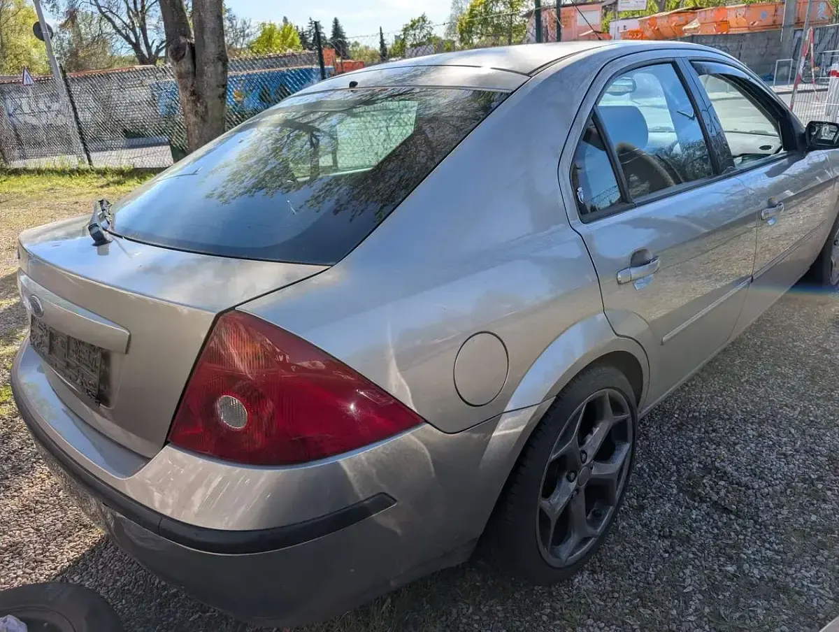 Używany Ford Mondeo Ghia 145 KM (106 kW) 2002 Beżowy Sedan/Limuzyna